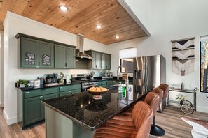 Kjøleskap, mikrobølgeovn, ovn og kokeplater