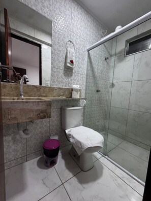 Senior Double Room | Bilik Mandi | Pancuran mandi, tuala disediakan, sabun, syampu 