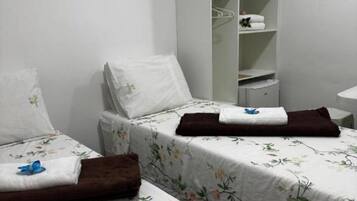 Habitación estándar con 1 cama matrimonial o 2 individuales | Espacio para trabajar con laptop y wifi gratis