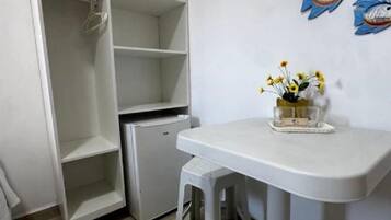 Espacio para trabajar con laptop y wifi gratis