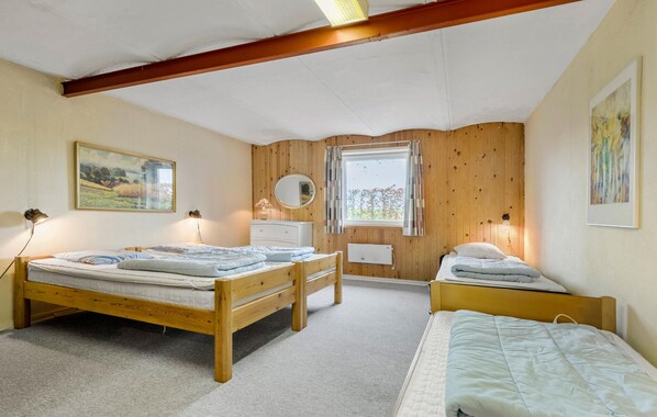 8 bedrooms, travel crib, free WiFi