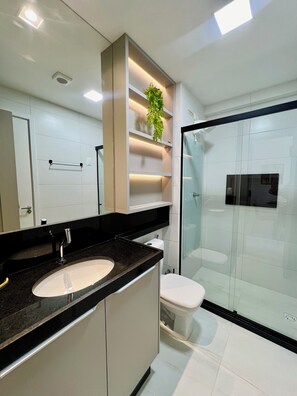 Apartment | Bathroom | Shower, hair dryer, towels, toilet paper - Melhores Flats - Sensacional (João Pessoa)