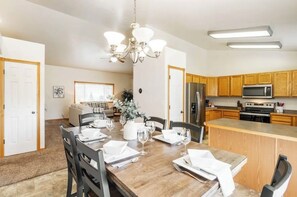 Dining - Charming 3-bedroom house in Twin Falls with King beds, BBQ grill (Twin Falls)