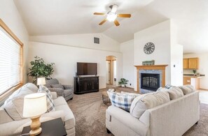Living area - Charming 3-bedroom house in Twin Falls with King beds, BBQ grill (Twin Falls)