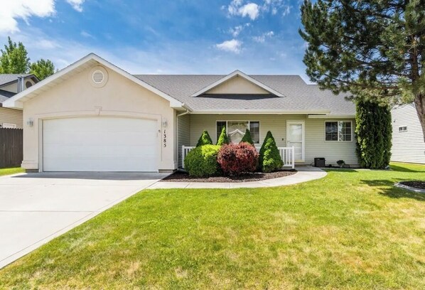 Exterior - Charming 3-bedroom house in Twin Falls with King beds, BBQ grill (Twin Falls)