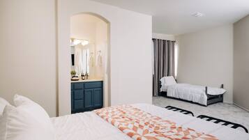 3 slaapkamers, een kluis op de kamer, een bureau, wifi