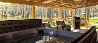 Cozy Cabin on the Creek with Hot Tub!