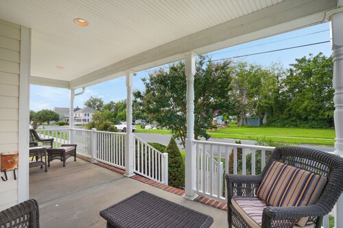Twins at Bay | Renovated Coastal Home Near Downtown w/ Front Porch, Gas Grill & Pet Friendly Stay