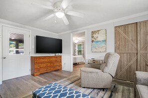 4 室のベッドルーム、WiFi (無料)、ベッドシーツ