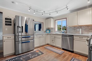 冷蔵庫、電子レンジ、オーブン、コンロ