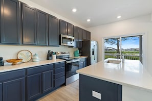 Coffee/tea maker, fridge, microwave, oven