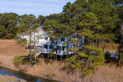 Robert's Retreat - Brand new home w/ gorgeous water views!