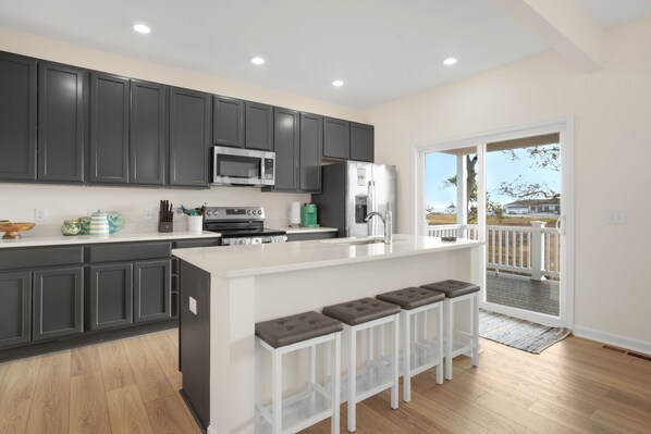 冷蔵庫、電子レンジ、オーブン、コンロ