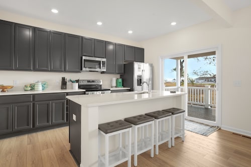 Robert's Retreat | 5BR Marsh Views + Decks, Pools, Golf & Captain's Cove Amenities