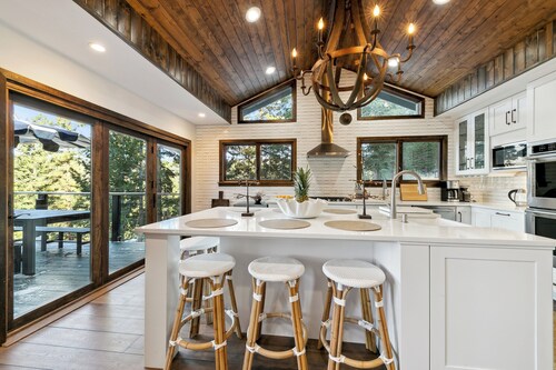 Heavenly lakeview home with hot tub and large kitchen Luxe42