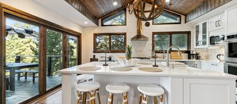 Heavenly lakeview home with hot tub and large kitchen Luxe42
