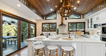 Heavenly lakeview home with hot tub and large kitchen Luxe42
