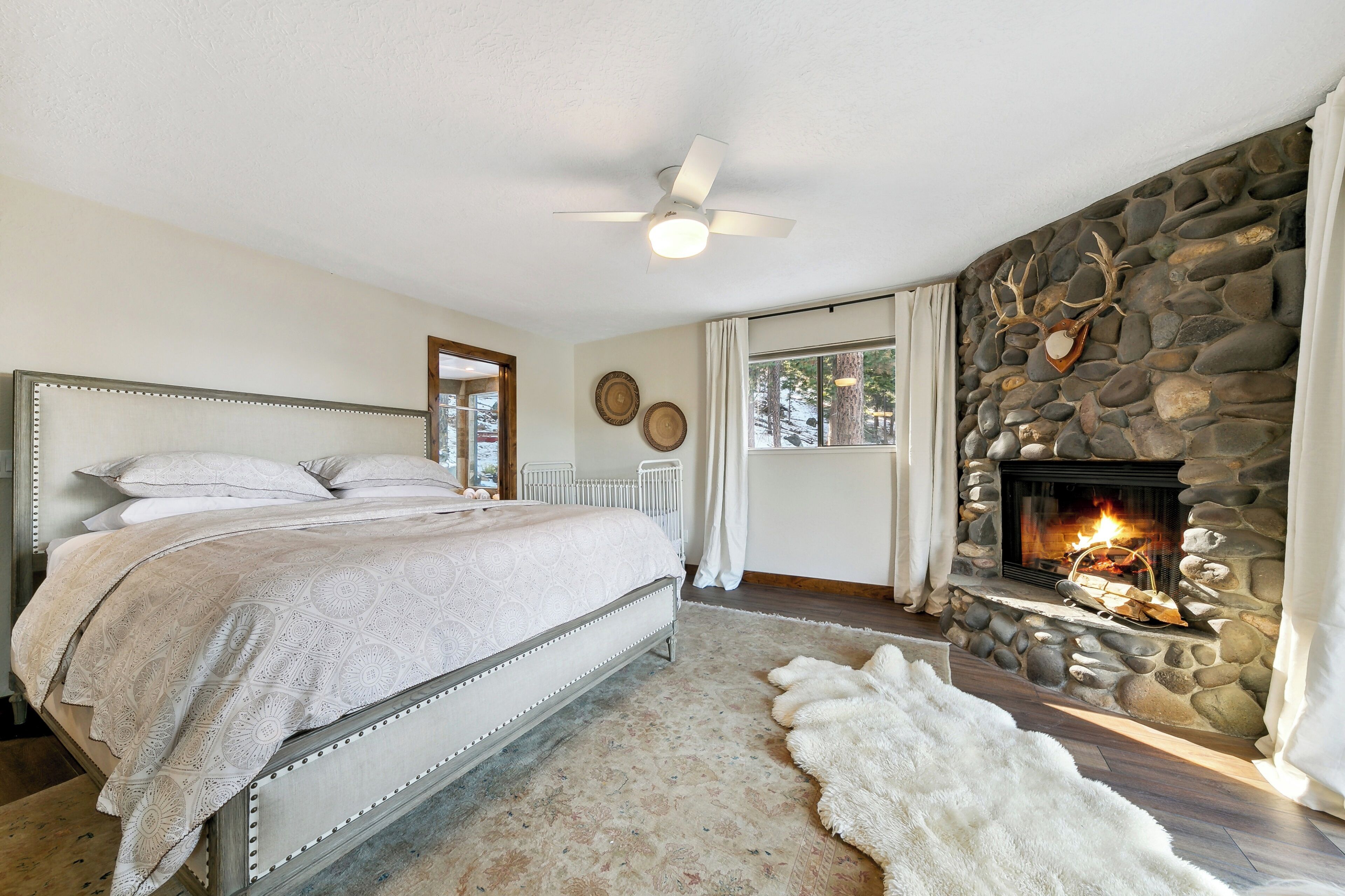 5 dormitorios, tabla de planchar con plancha, cuna de viaje