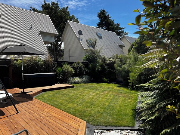 Property grounds - Luxurious tranquil getaway, romantic garden, led lighting and spa. (Christchurch)