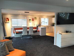 Smart TV - Luxurious tranquil getaway, romantic garden, led lighting and spa. (Christchurch)