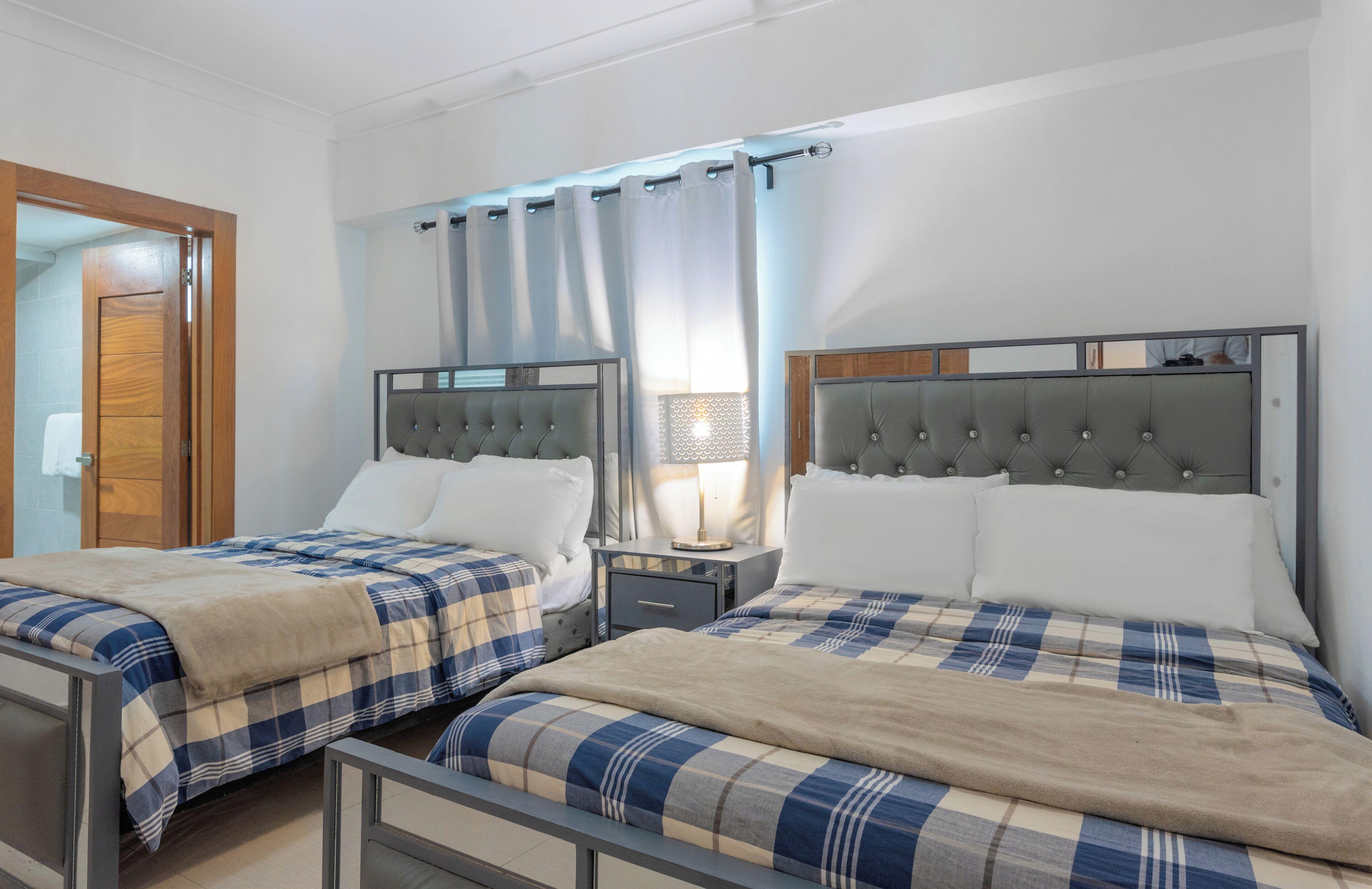 2 habitaciones, tabla de planchar con plancha y cuna de viaje 
