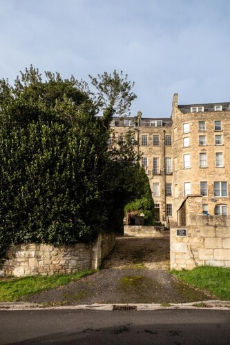 Garden Flat – Stunning Georgian Apartment in Grosvenor Place