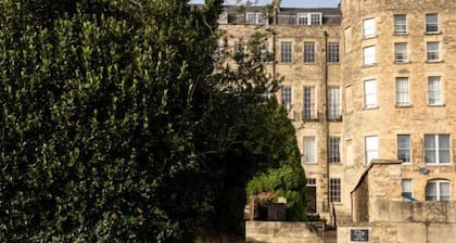 Garden Flat – Stunning Georgian Apartment in Grosvenor Place