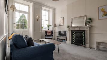 TV connectée, livres, espaces bureaux