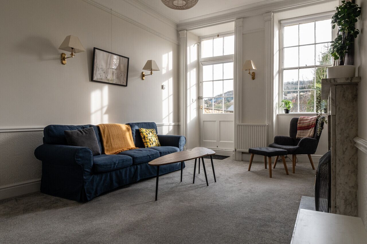 TV connectée, livres, espaces bureaux