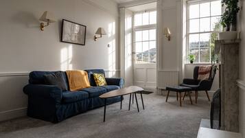 TV connectée, livres, espaces bureaux