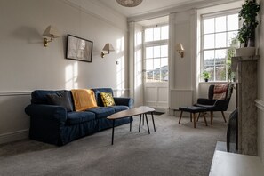 Älytelevisio, kirjoja, työhuone