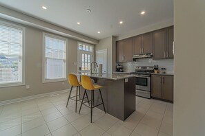 Private kitchen - Cozy & Spacious 3bed 4bath Home (Niagara-on-the-Lake)