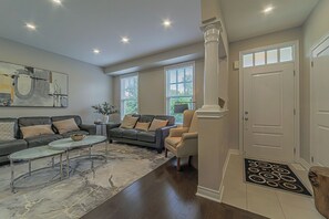 Living area - Cozy & Spacious 3bed 4bath Home (Niagara-on-the-Lake)
