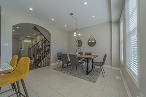Dining - Cozy & Spacious 3bed 4bath Home (Niagara-on-the-Lake)