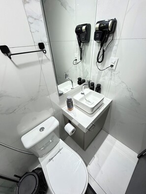 Apartment | Bathroom | Shower, hair dryer, towels, toilet paper - Melhores Flats (João Pessoa)