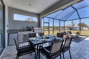 Outdoor dining - Punta Gorda Private Pool Vacation Home (Punta Gorda)