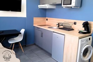 Kühlschrank, Mikrowelle, Wasserkocher mit Kaffee-/Teezubehör, Toaster