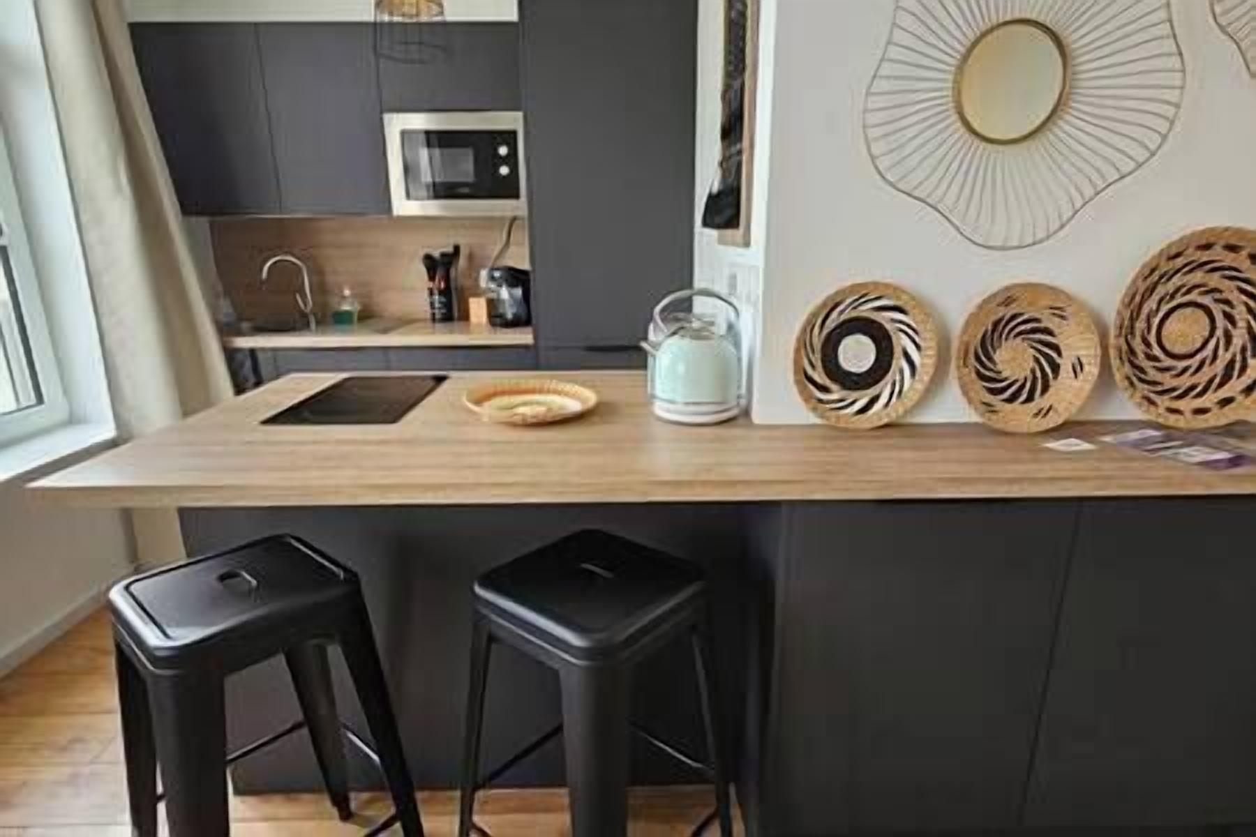 Jääkaappi, mikroaaltouuni, uuni, liesi