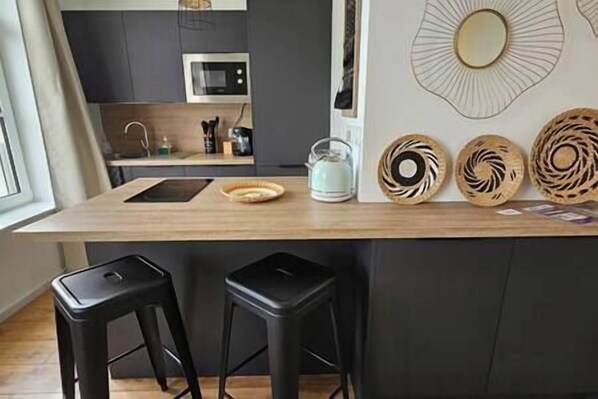 Kühlschrank, Mikrowelle, Ofen, Herdplatte