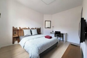 2 bedrooms, desk, iron/ironing board, travel crib - House in city center, 4P (Arras)