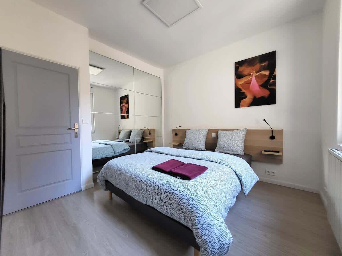 2 chambres, bureau, fer et planche à repasser, lit parapluie