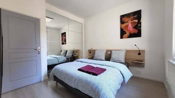 2 chambres, bureau, fer et planche Ă repasser, lit parapluie