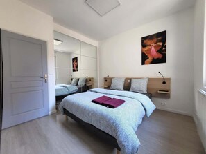 2 soverom, skrivebord, strykejern/-brett og reiseseng for barn