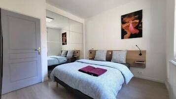 2 chambres, bureau, fer et planche Ă repasser, lit parapluie