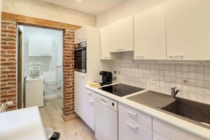 Kjøleskap, mikrobølgeovn, ovn og oppvaskmaskin