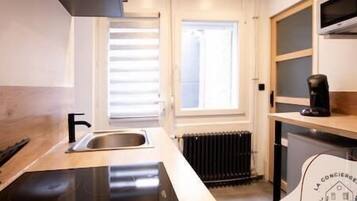 Een koelkast, een microgolfoven, een kookplaat