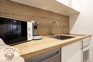 Een koelkast, een microgolfoven, een oven, een kookplaat