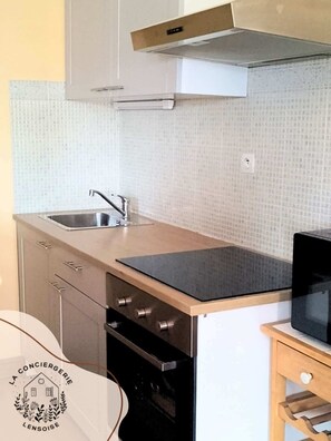 Fridge, microwave, oven, stovetop - L'Authentique, Wifi, Parking, 4pers, Carvin centre (Carvin)