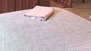 2 chambres, fer et planche à repasser, Wi-Fi, draps fournis