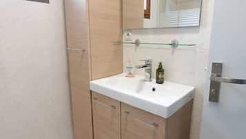 Een haardroger, handdoeken